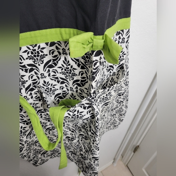 "Queen Of Everything" Kitchen Apron with pockets - Picture 3 of 5